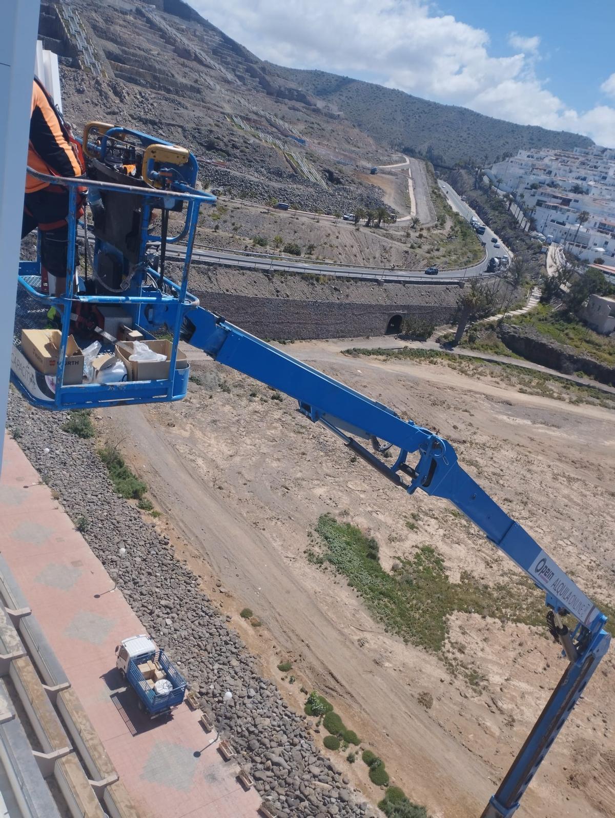 Rescate de dos operarios atrapados en una cesta elevadora en Balitos