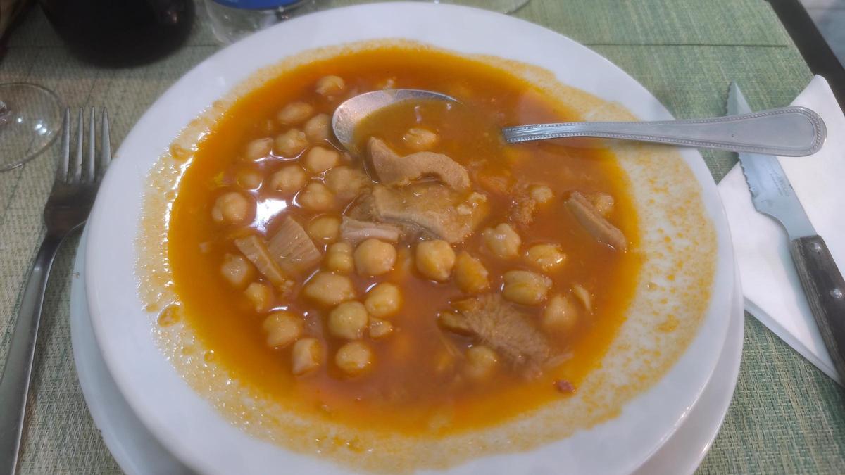 Los callos con garbanzos del menú del día de Bar Sandra.
