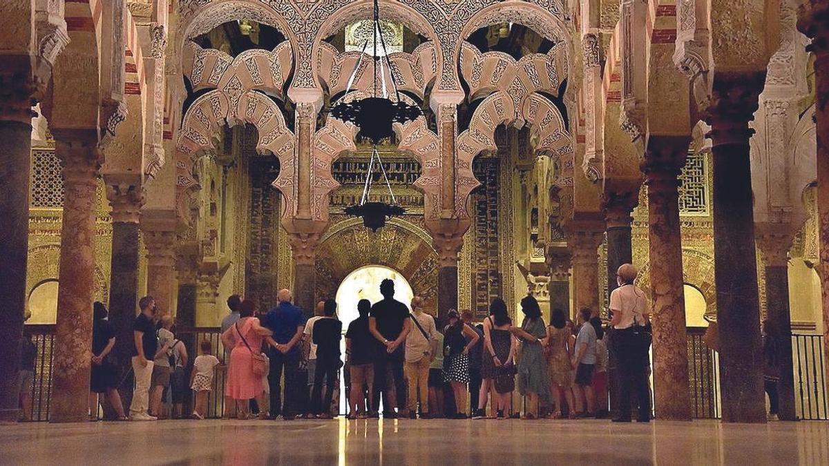 Participantes de una de las visitas nocturnas a la Mezquita catedral de Córdoba.