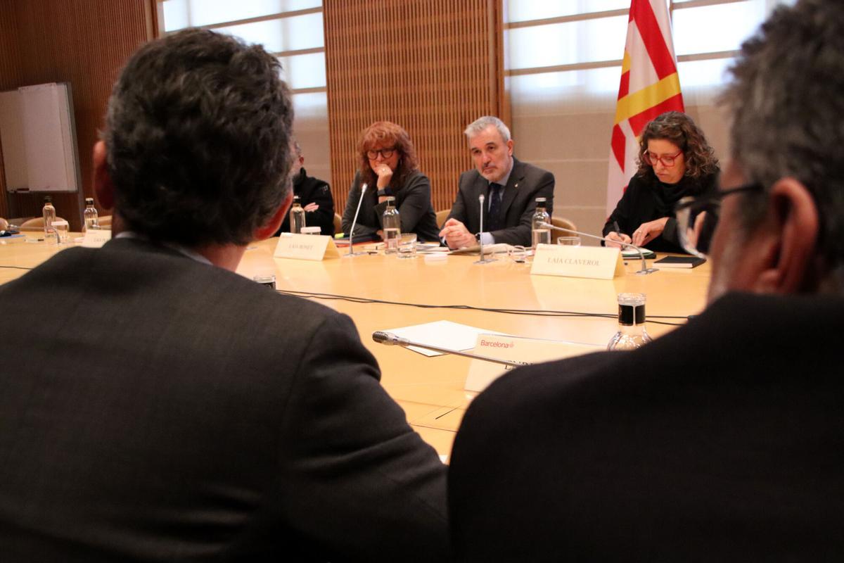 La primera teniente de alcalde, Laia Bonet, y el alcalde Jaume Collboni, reunidos con las empresas suministradoras