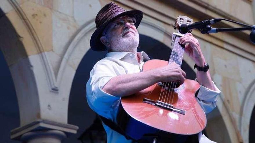 El cantautor Jerónimo Granda, actuando en el claustro del edificio histórico de la Universidad.