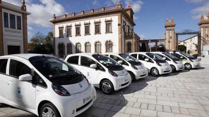 Algunos de los vehículos eléctricos con que cuenta el Ayuntamiento.