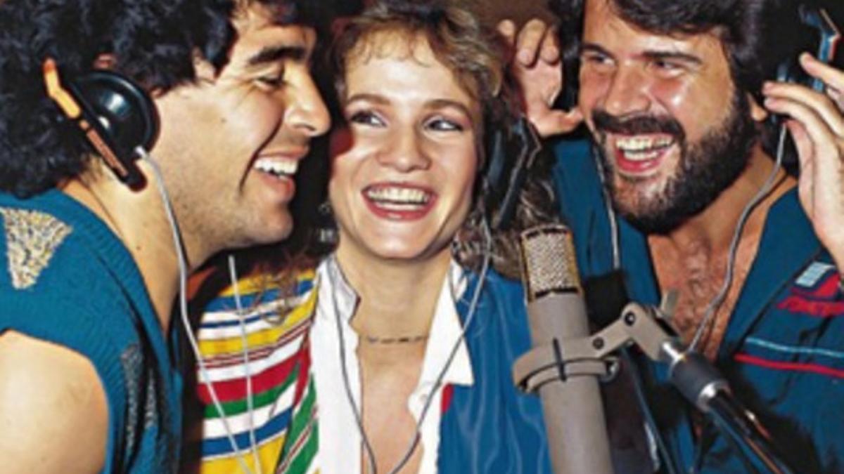 Maradona cantó con Pimpinela