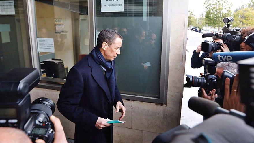 El expresidente Eduardo Zaplana, en una foto de archivo, acudiendo a los juzgados de guardia de València para firmar.