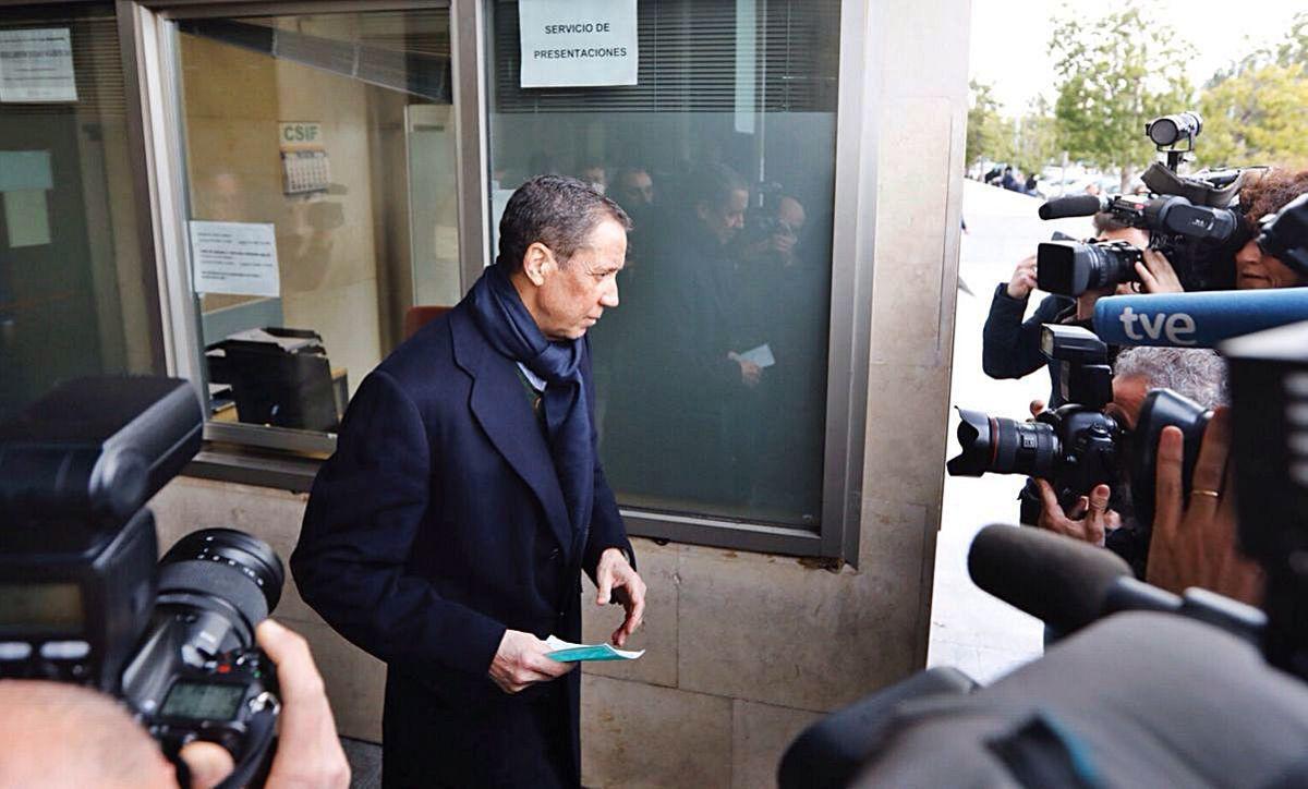 El expresidente Eduardo Zaplana, en una foto de archivo, acudiendo a los juzgados de guardia de València para firmar.