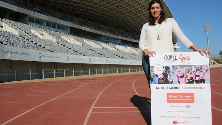 Rocío Rico, ayer en el estadio de atletismo, con el cartel de la V Carrera Solidaria.