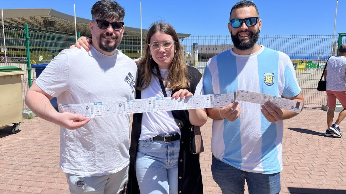 Aficionados de la UD con sus entradas para el choque ante el Oviedo.