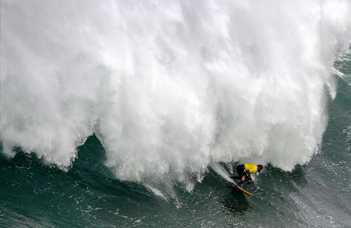 Un surfista compite durante el concurso ’Illa Pancha Challenge’ en Ribadeo, Galicia.