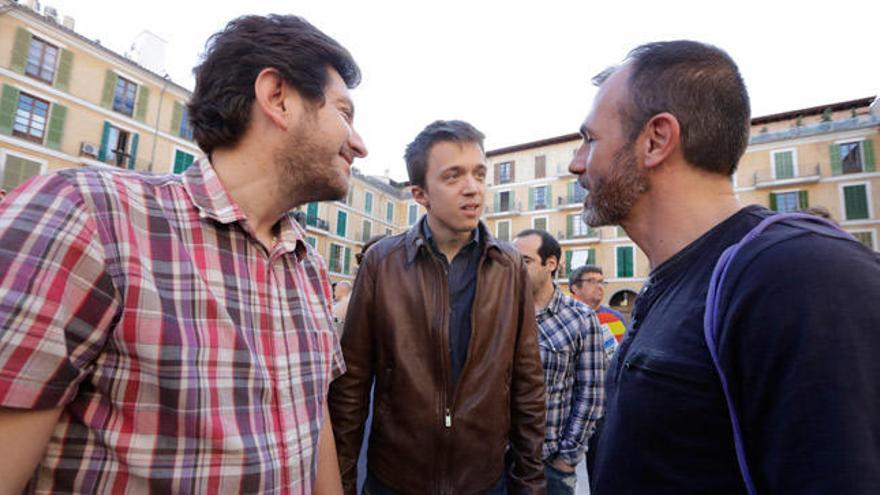 Alberto Jarabo e Íñigo Errejón (Podemos) con Biel Barceló (Més), hoy en Palma.