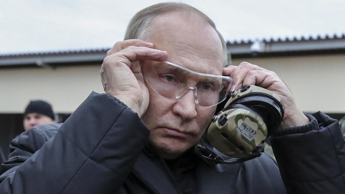 Putin dispara con un rifle en un campo de entrenamiento militar