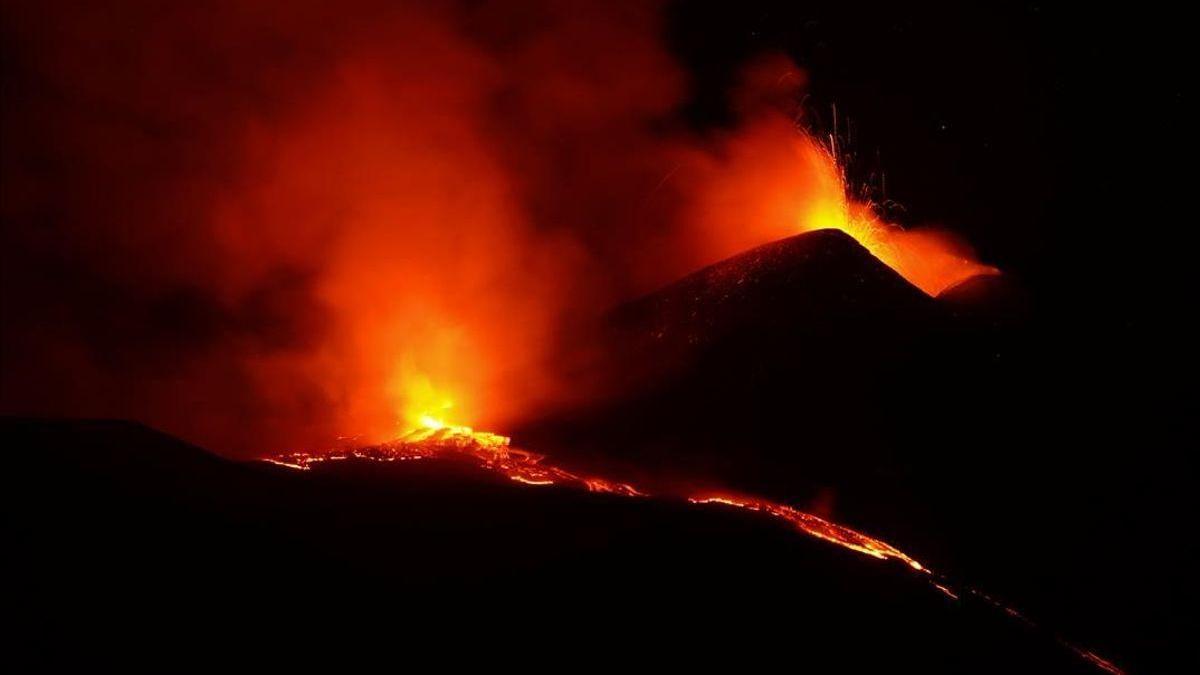 Nueva erupción del Etna, con emisión de lava y columna de cenizas