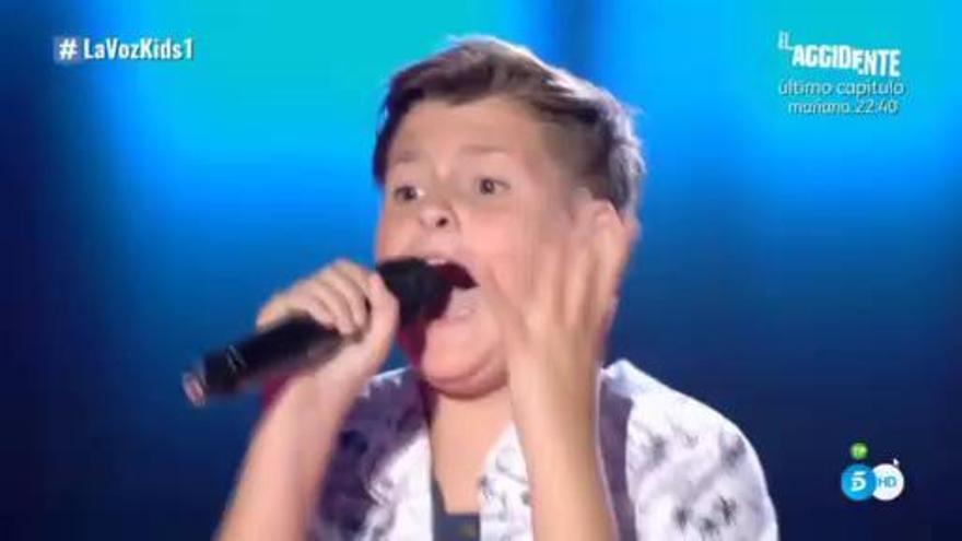 Fernando cantando 'La Mala Costumbre' en La Voz Kids