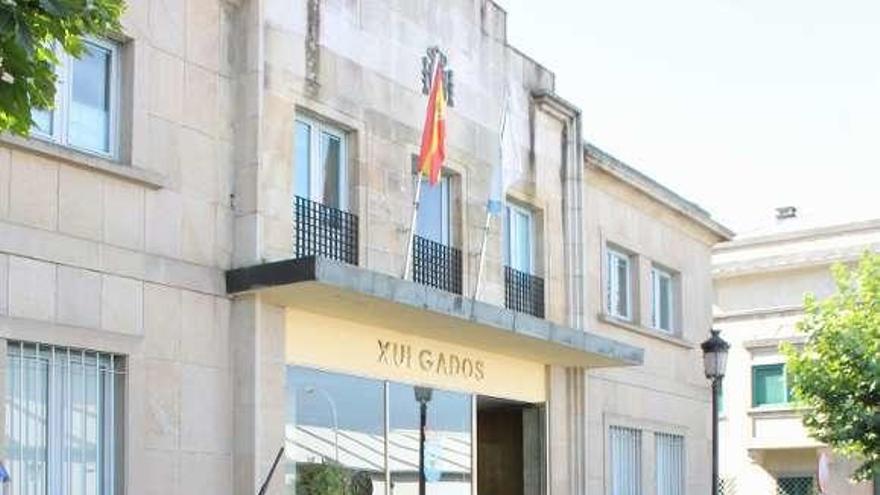 Coches de la policía ante el edificio de los juzgados de Marín. // S. Á.