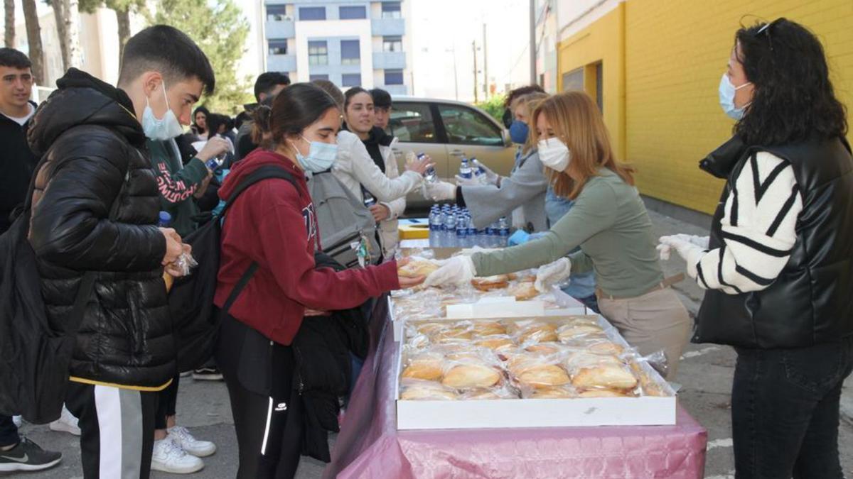 La AMPA del IES invitó ayer a almorzar a alumnos y profesores como queja. | MIRA