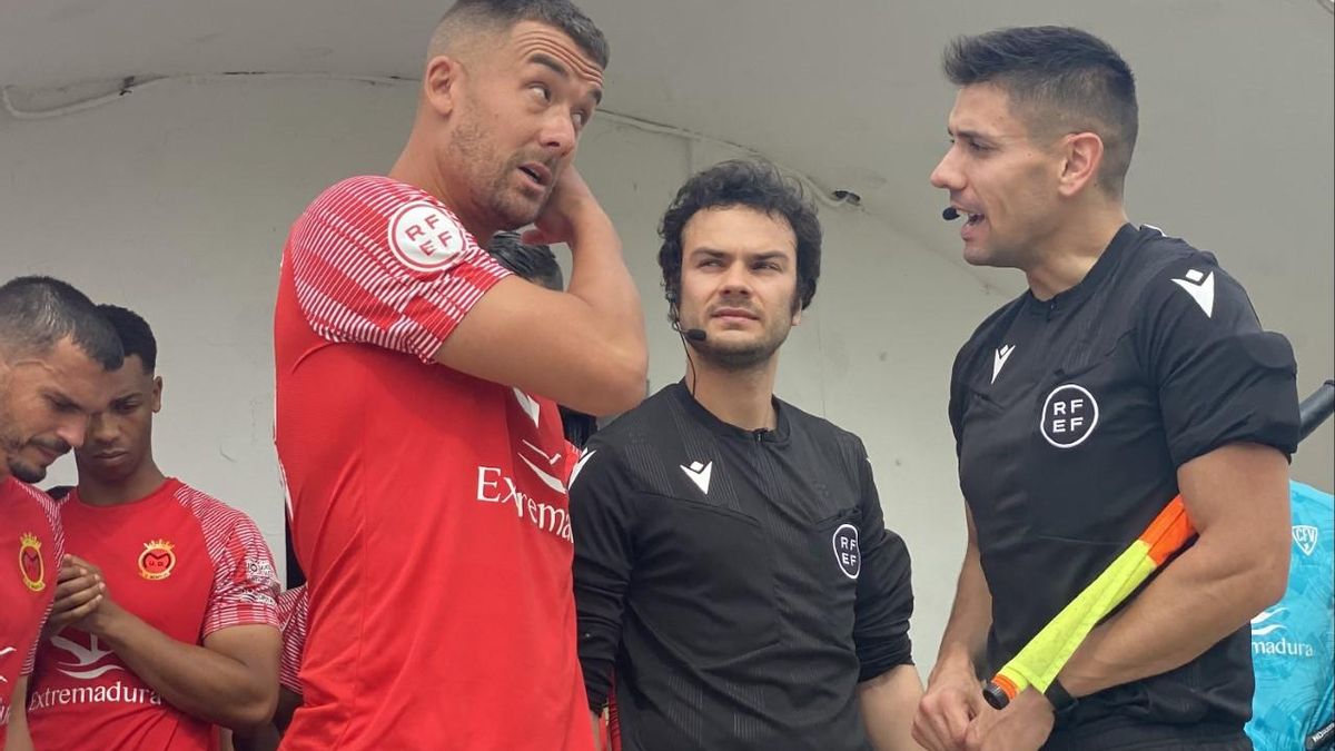 Javi Chino conversa con los auxiliares antes del último encuentro en casa.