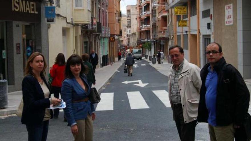 Celia Lledó y otros miembros de su candidatura durante la visita a la calle Cervantes.