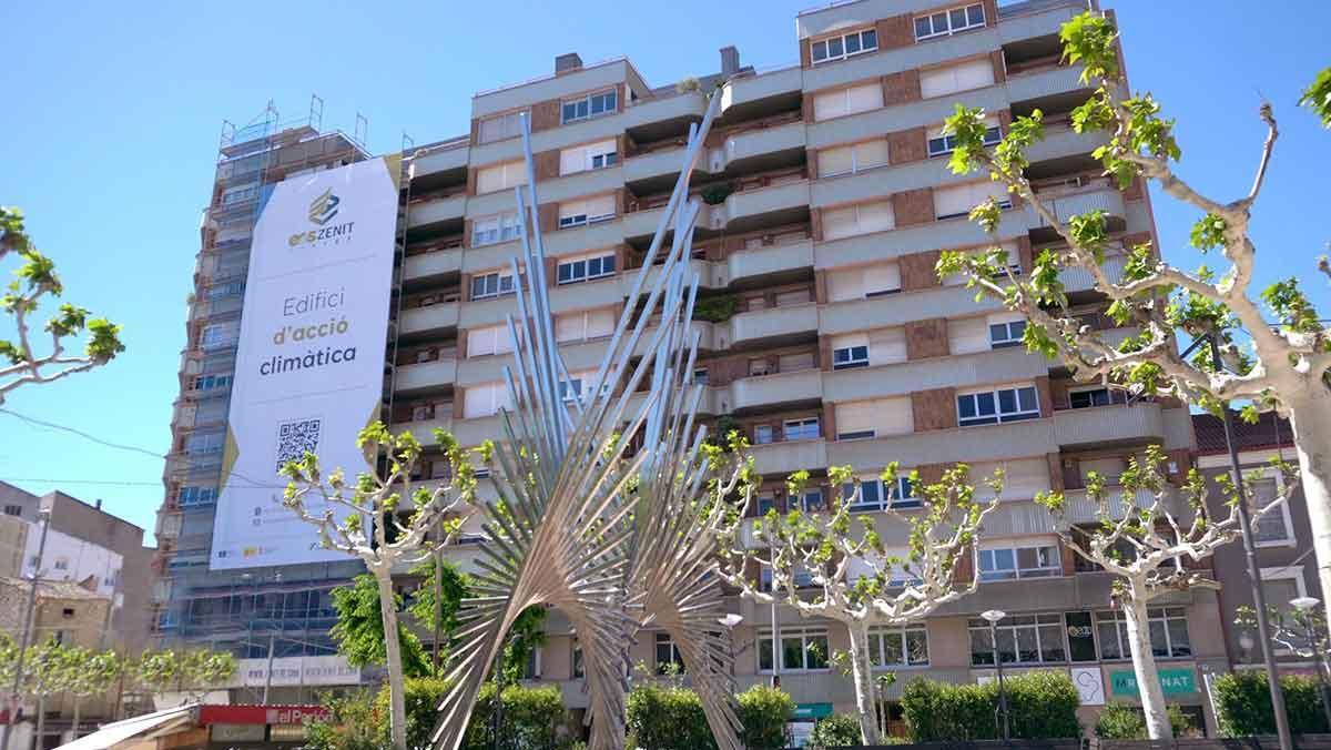 Obras de rehabilitación energética en un edificio de Tàrrega (Lleida).