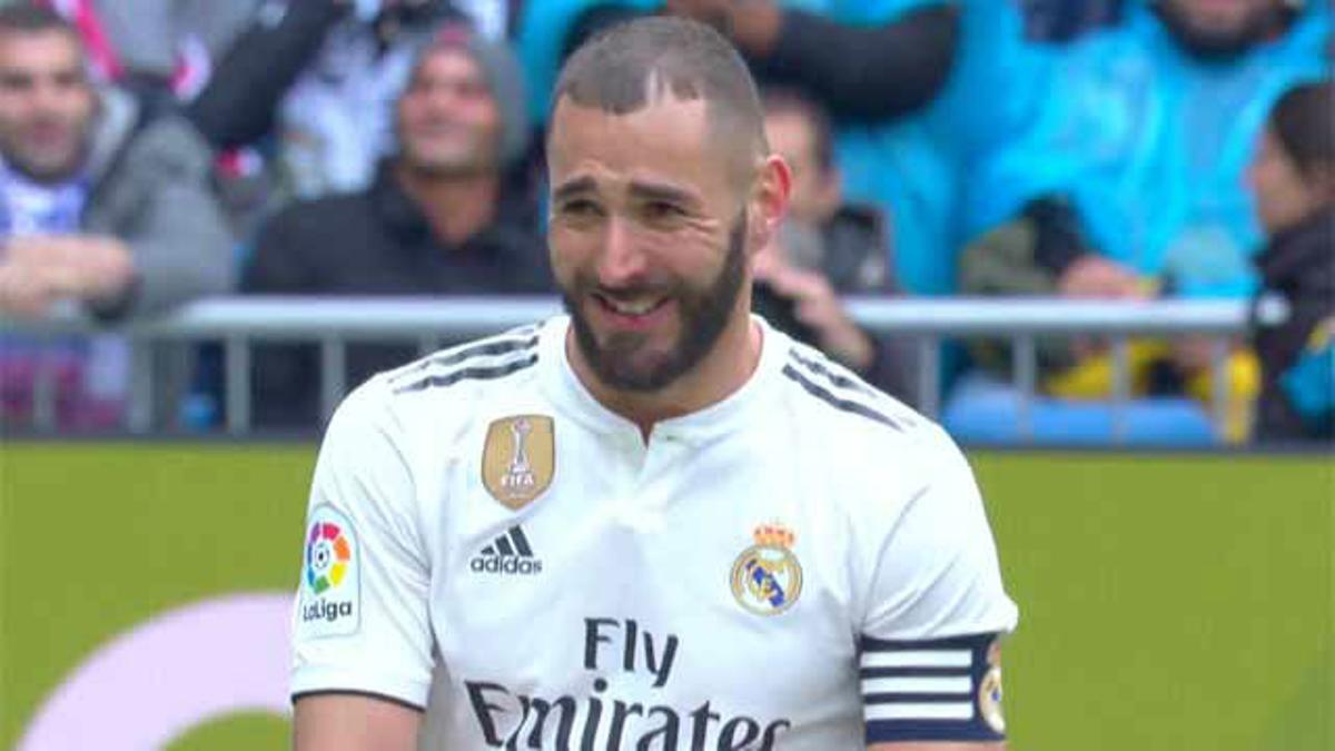 Benzema falló la ocasión más clara del partido... ¡Lucas Vázquez no pudo contener la risa!
