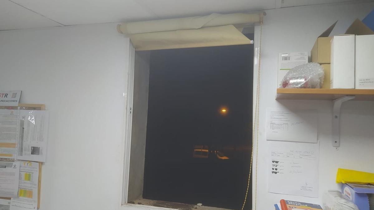 La ventana por la que han entrado a la gasolinera