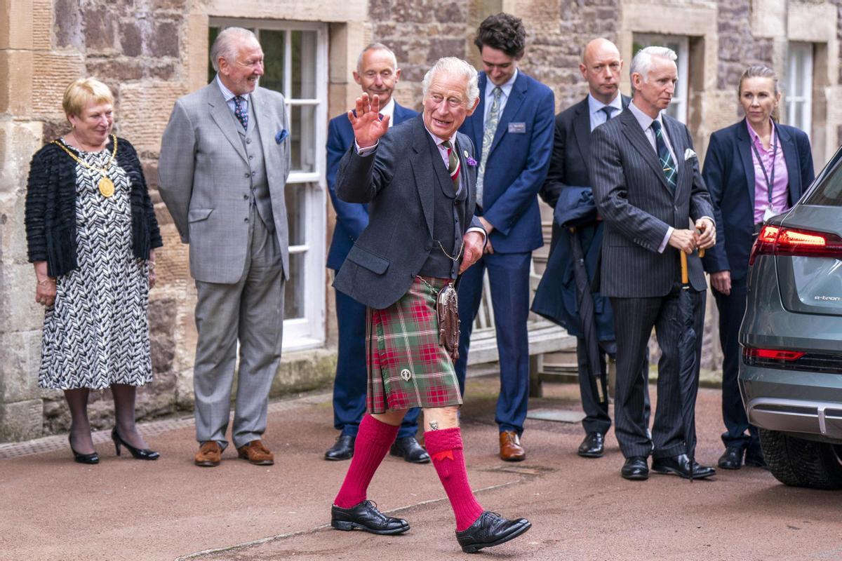 Príncipe Carlos de Inglaterra. El Príncipe Carlos de Gran Bretaña, Príncipe de Gales conocido como el Duque de Rothesay mientras estuvo en Escocia, y Patrono de la Clydesdale Horse Society saluda a la gente durante una visita al sitio del Patrimonio Mundial de la UNESCO de New Lanark en Lanarkshire, Escocia, el 7 de septiembre de 2022