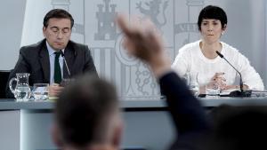 La ministra Portavoz, Elma Saiz, junto al ministro de Economía, Comercio y Empresa, Carlos Cuerpo, y el de Exteriores, José Manuel Albares, durante la rueda de prensa posterior al Consejo de Ministros.