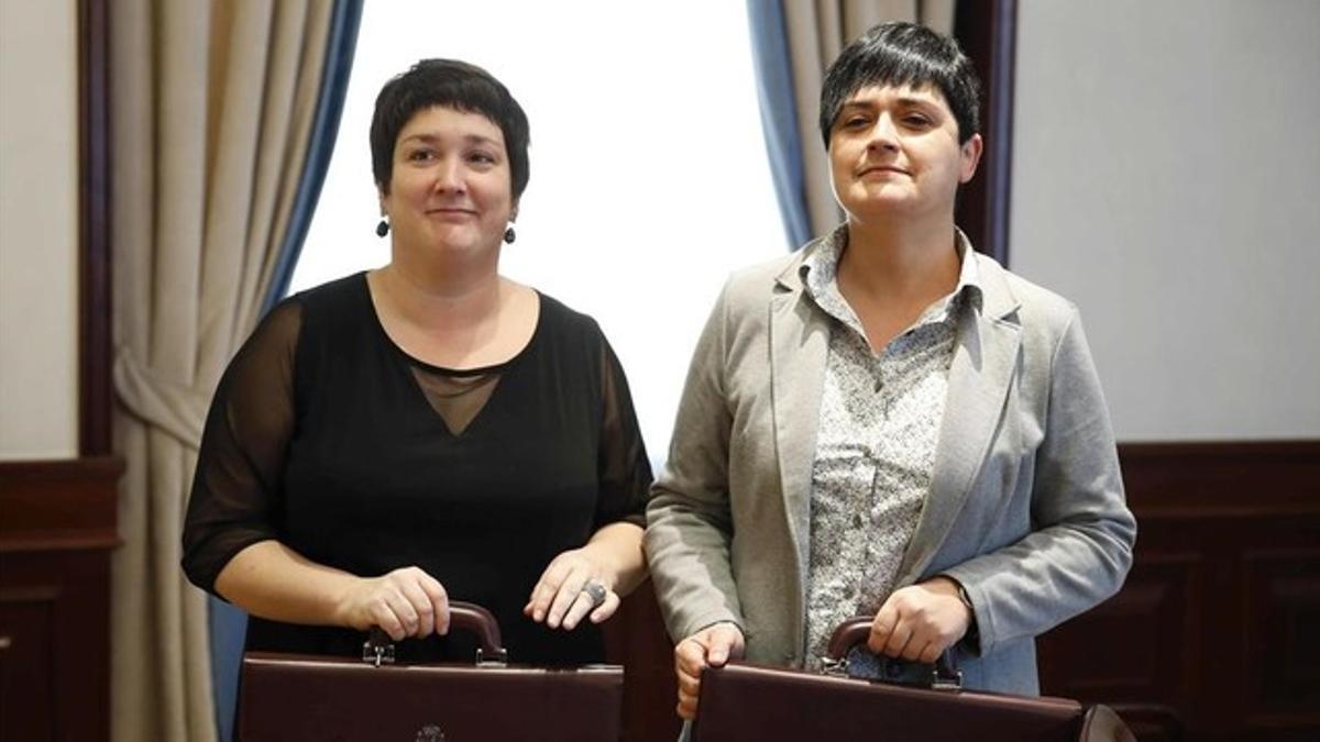 Las diputadas de Bildu Onintza Enbeitia y Marian Beitialarrangoitia, el pasado día 12 de enero, tras recoger sus carteras de diputadas del Congreso.