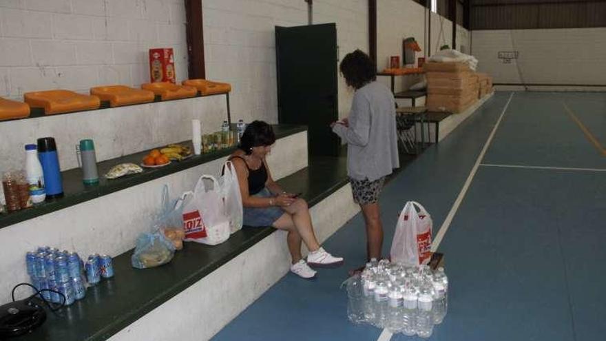 Solo doce familias se animaron a utilizar el pabellón municipal para pasar la noche  |  El Concello de Cotobade habilitó el pasado lunes el pabellón municipal para albergar a los vecinos que quisiesen pasar la noche en él. En las instalaciones de dispusieron colchones y sábanas y se ofrecieron alimentos. Solo doce familias usaron este servicio gratuito.