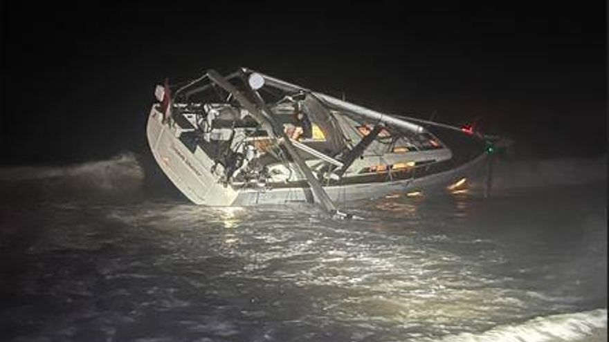 Vídeo: Rescatan al capitán de un barco con un golpe en la cabeza