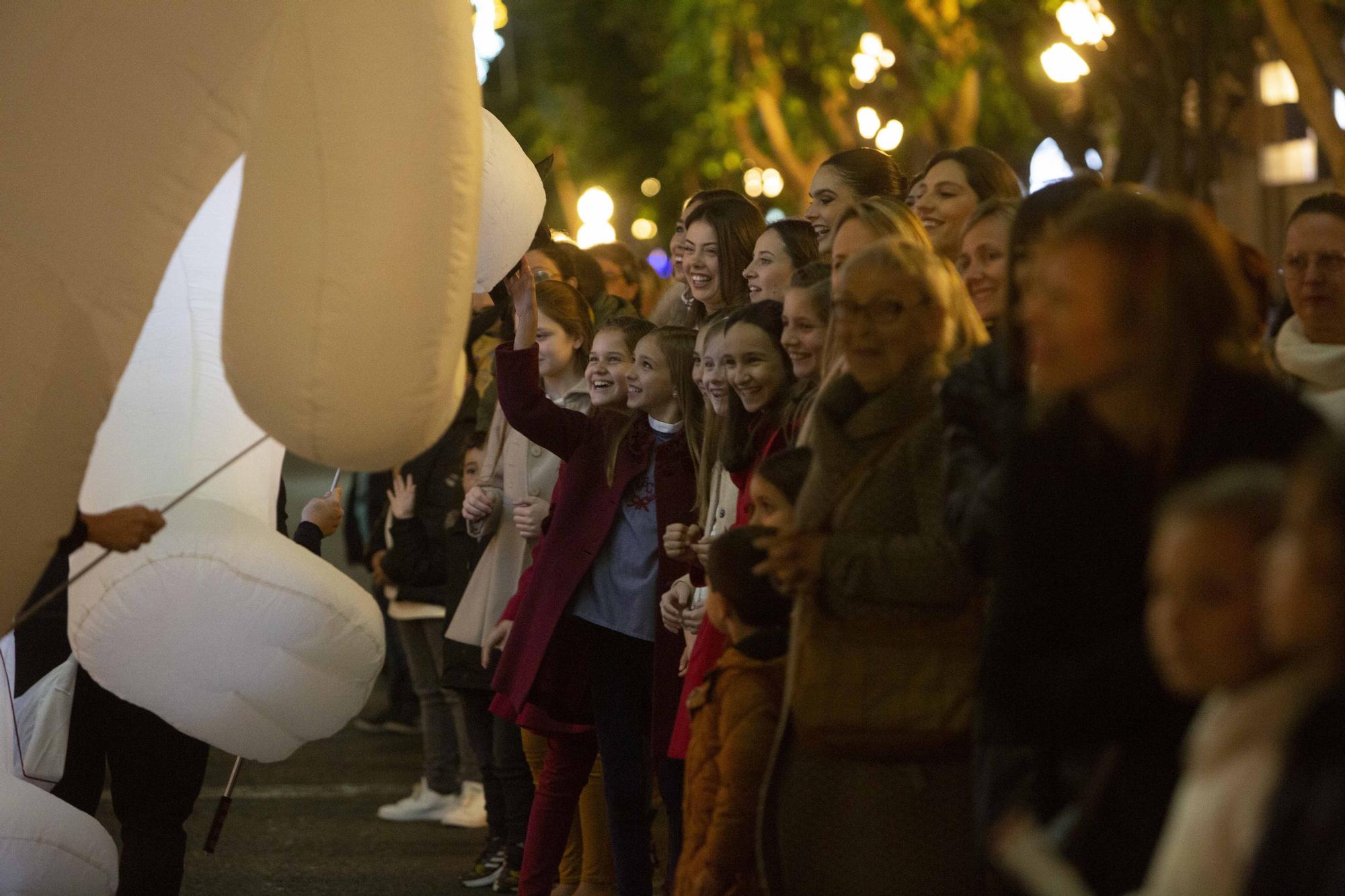 Las Carteras Reales anticipan la cabalgata y reciben a los niños en Alicante