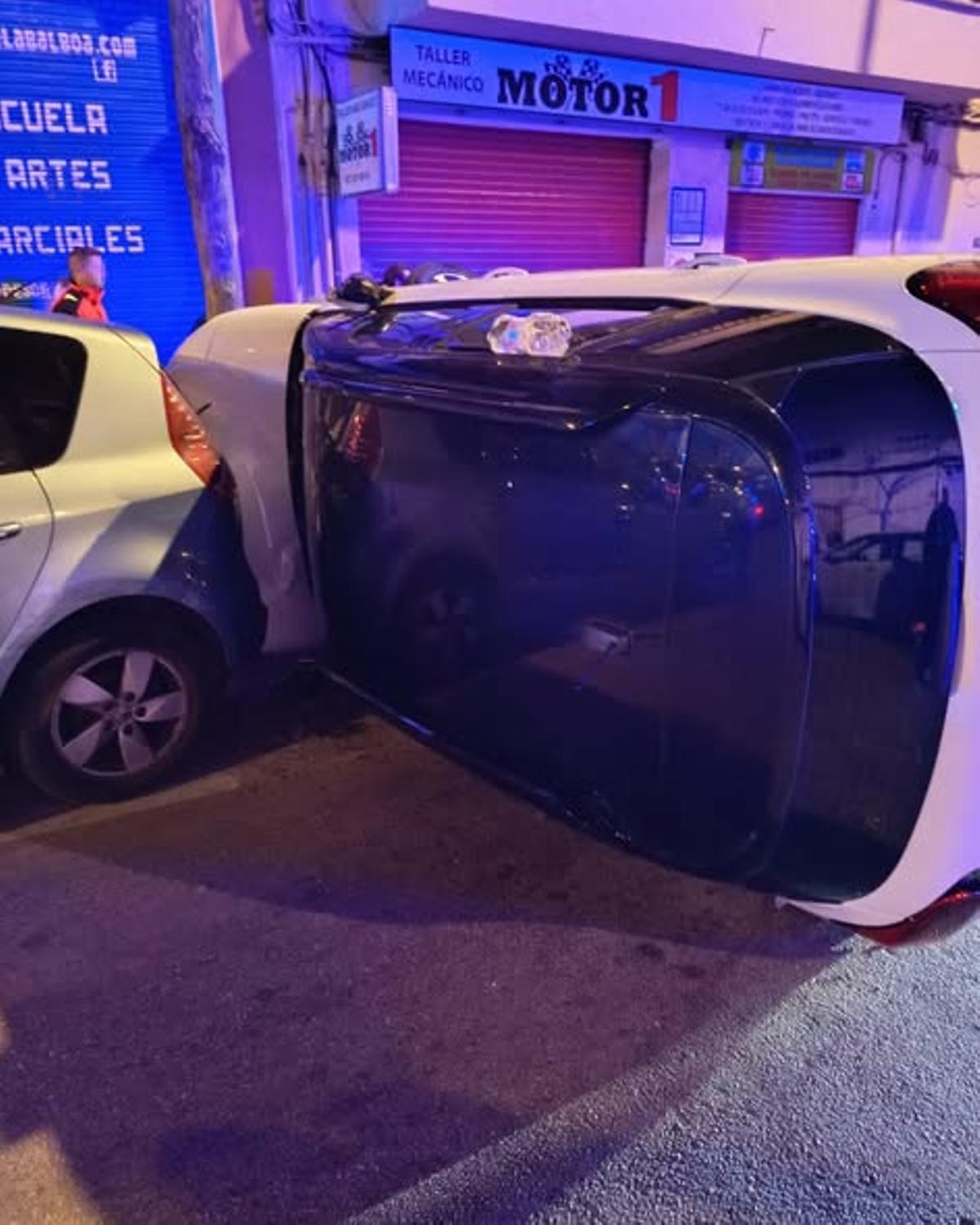El coche acabó volcado tras el accidente.