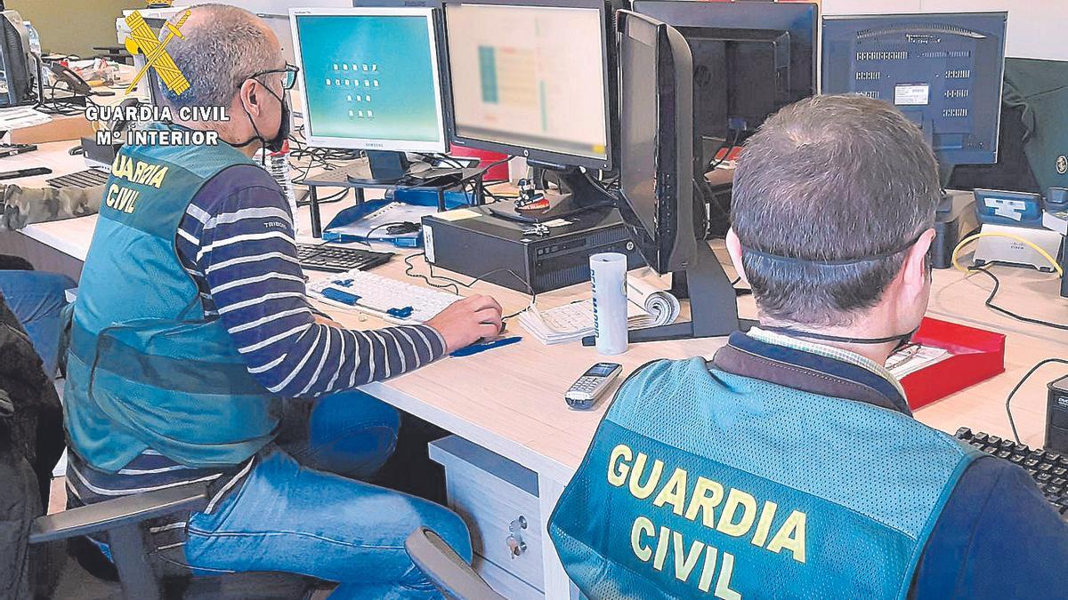 Investigadores de la Guardia Civil.