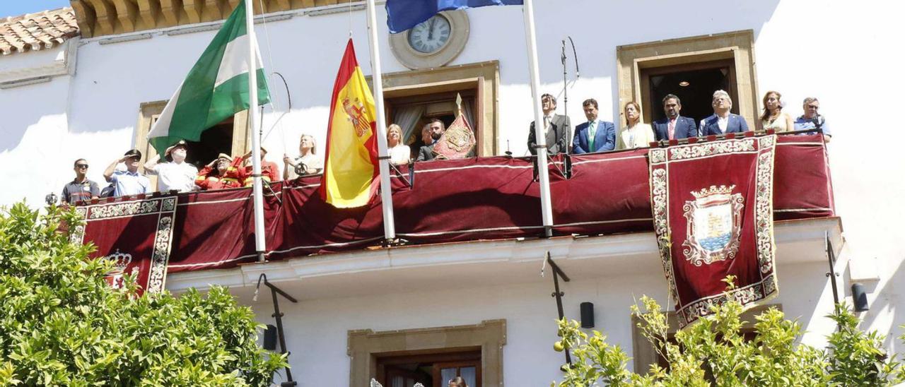 Colocación del Pendón, ayer, con efectivos de la UME en el balcón del Ayuntamiento. | L.O.