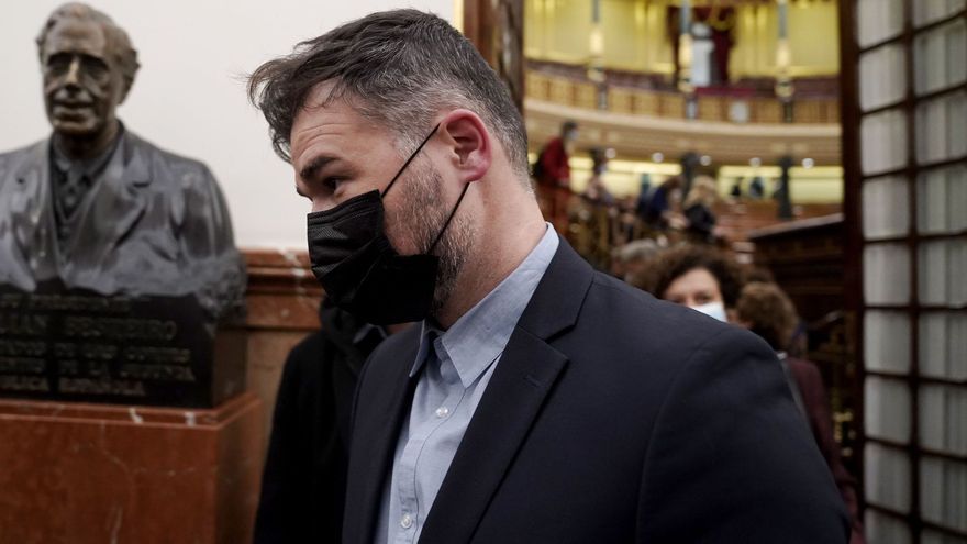 Gabriel Rufián, diputado de ERC, saliendo del hemiciclo.