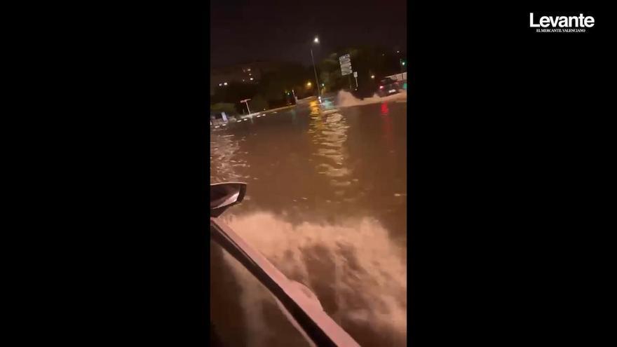 Las lluvias torrenciales descargan con fuerza en Valencia dejando calles inundadas
