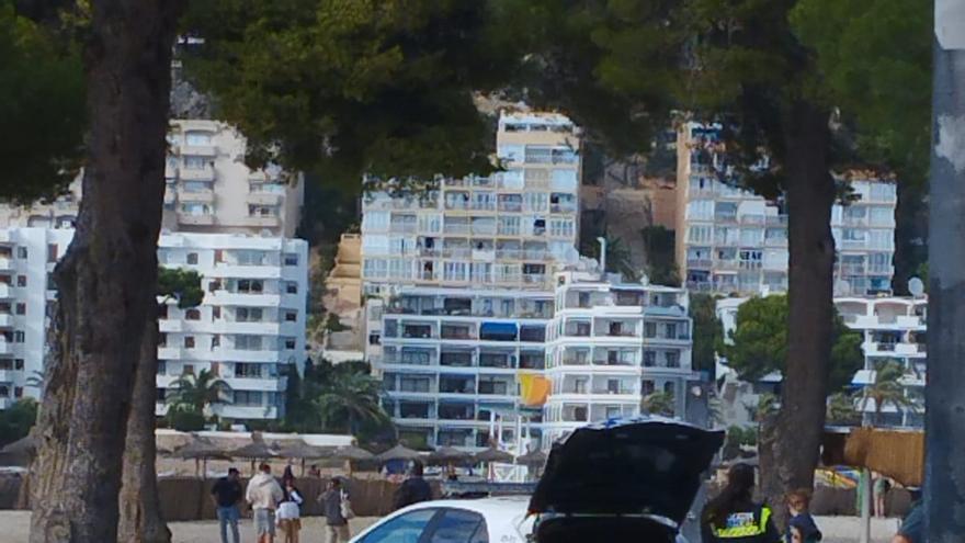 Helicópteros y patrullas de la Guardia Civil y agentes de la Policía Local de Calvía localizan más fardos con hachís en Santa Ponça