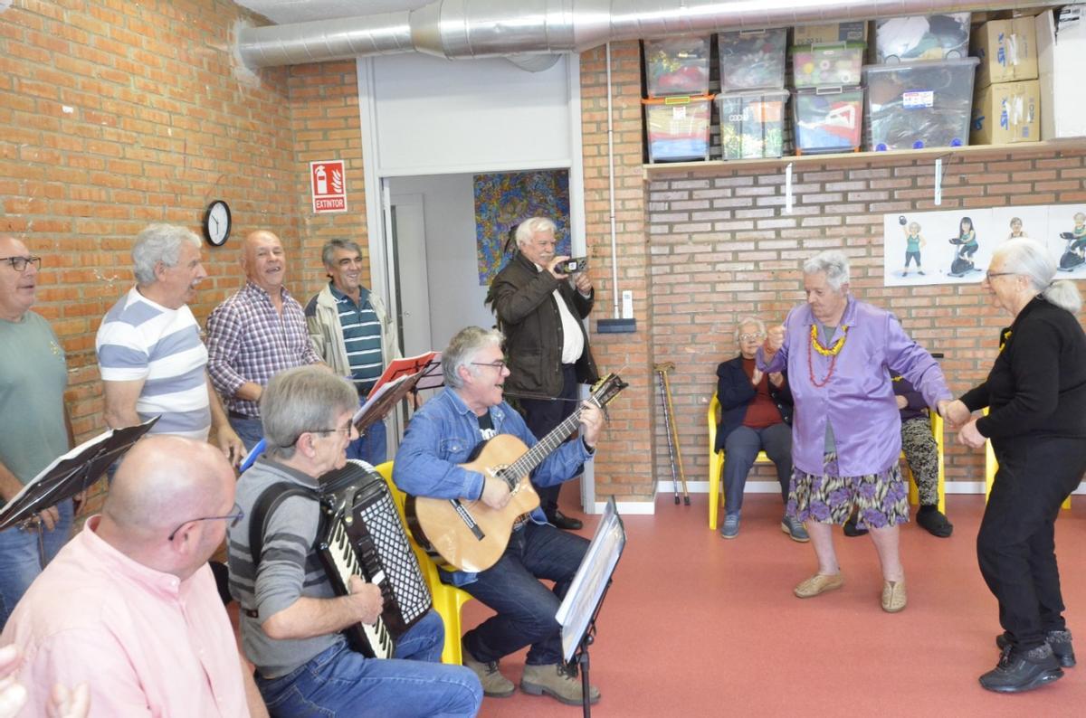 La celebración del Día de la Madre en la sede de la ludoteca Vellos Tempos.