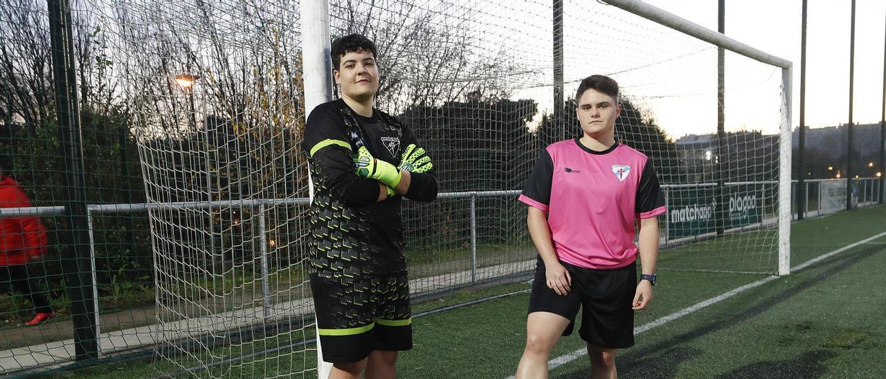 Íker y Marcos, de 19 años y 21 años, ayer, en el campo federativo de Coia