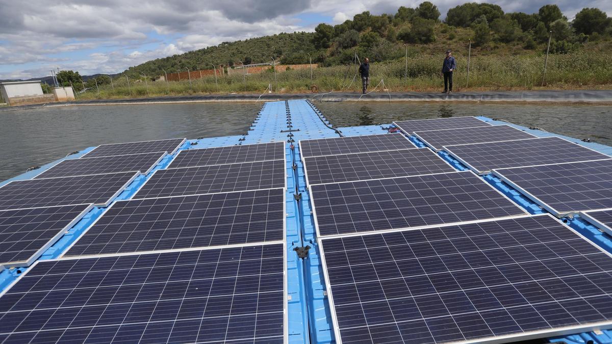 Placas solares flotantes de una balsa que abastece a los campos de Sagunt.
