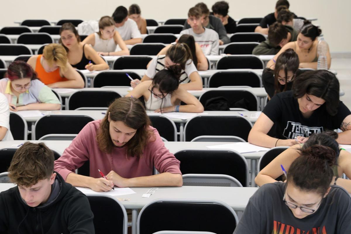 Estudiantes en la prueba de Selectividad en Vigo.