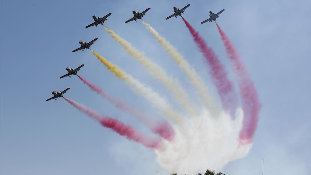 Exhibición de la Patrulla Águila en la playa de Mataró, en el 2015.