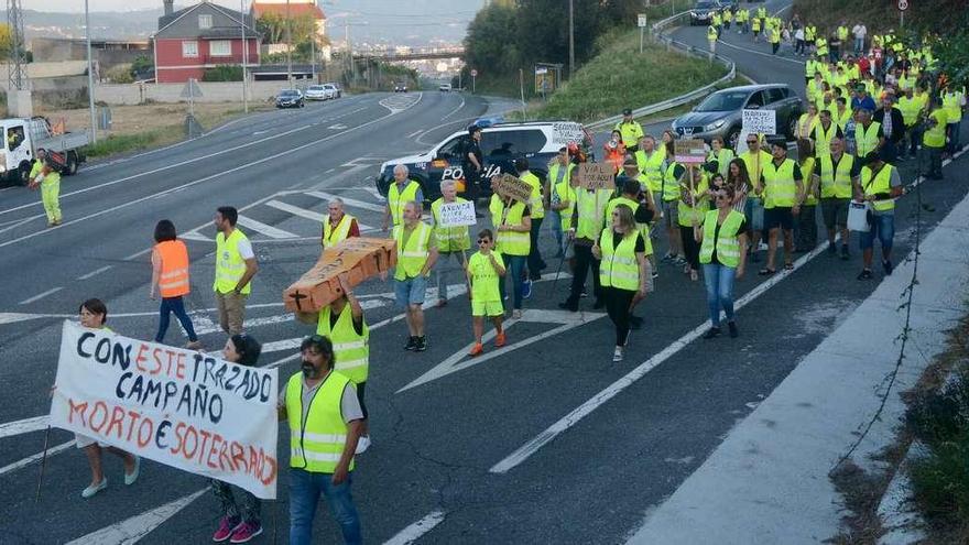 Una vista de la movilización que discurrió por la carretera N-531. // Rafa Vázquez