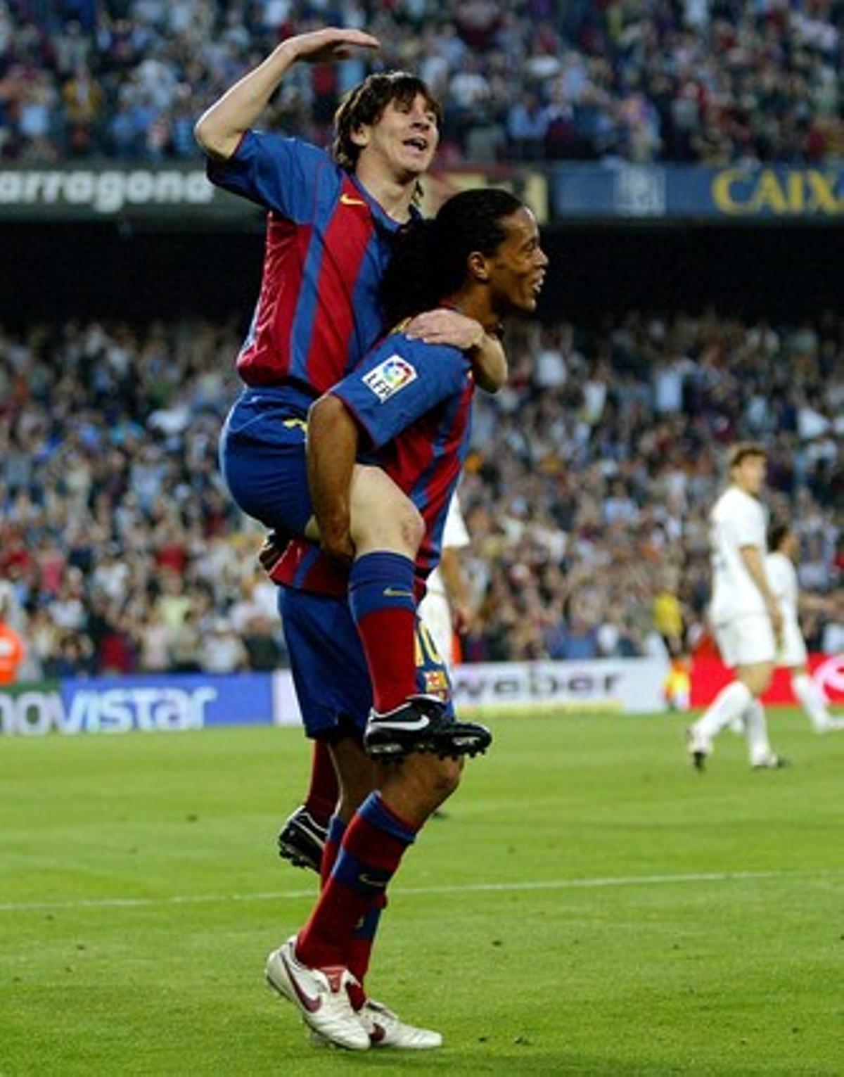 Ronaldinho porta a coll Messi després que aquest marqués un gol a l’Albacete, el maig del 2005.