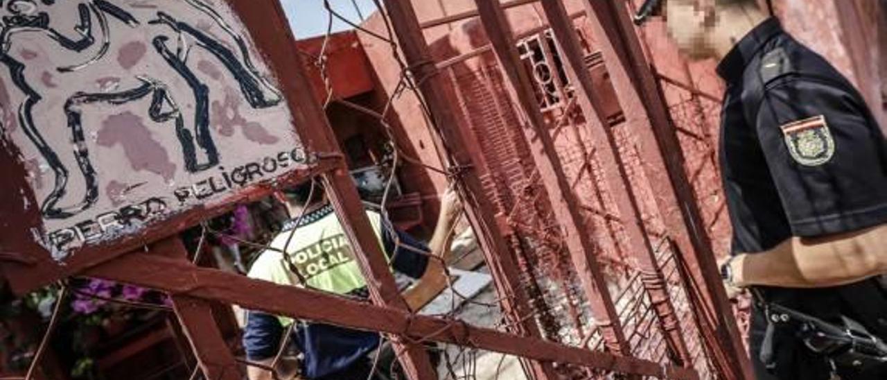 Agentes en la vivienda donde se localizó el cadáver.