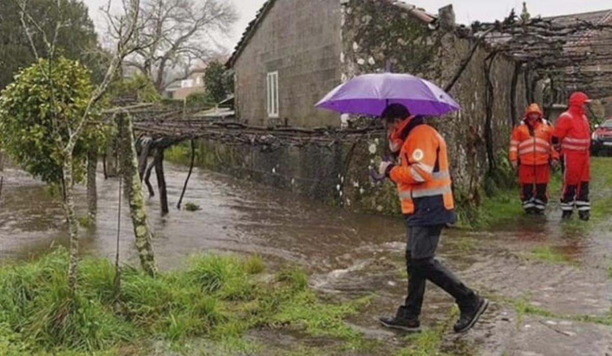 El alcalde, con dos miembros de Emerxencias, en las últimas riadas. | FIRMA