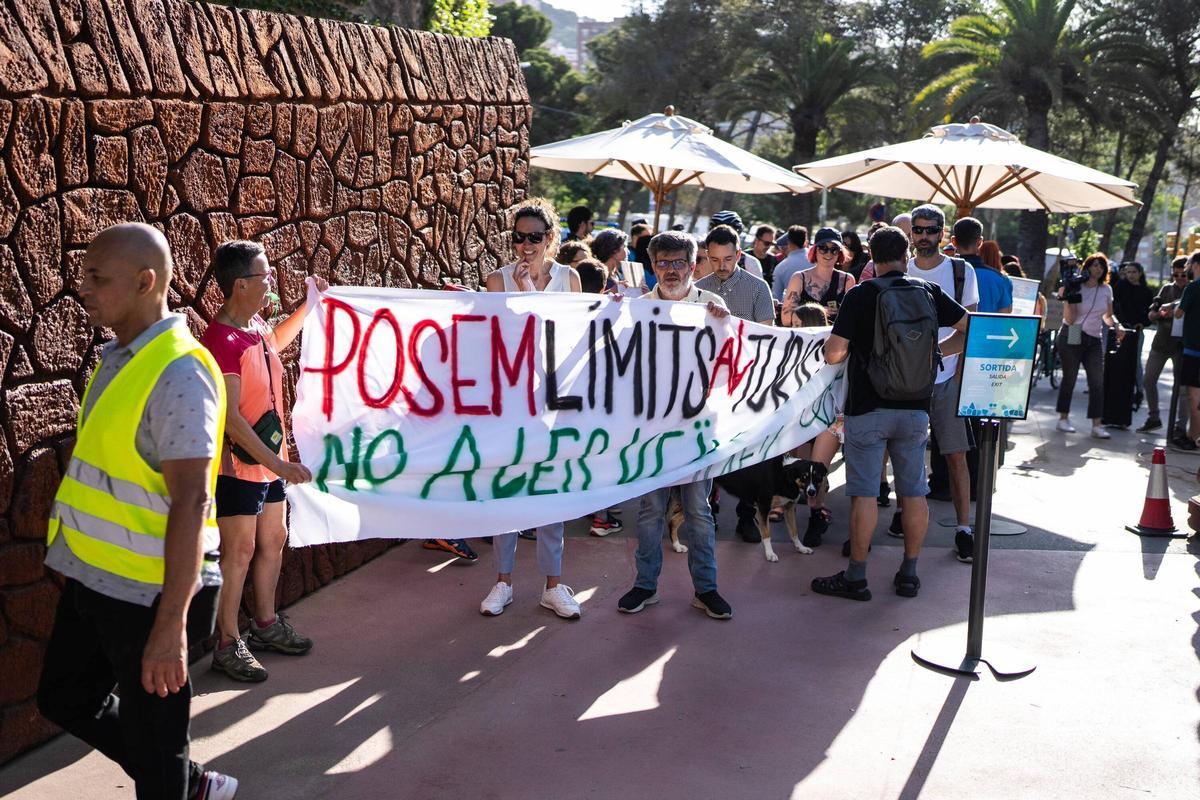 Vecinos del Park Güell protestan por multas a bicicletas