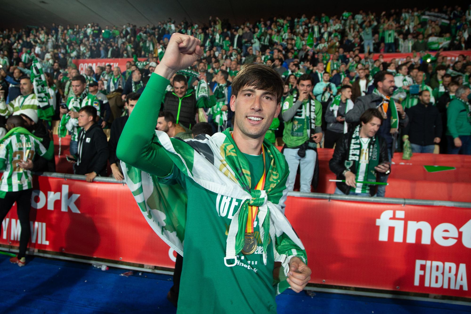 Juan Miranda celebra la victoria del Betis