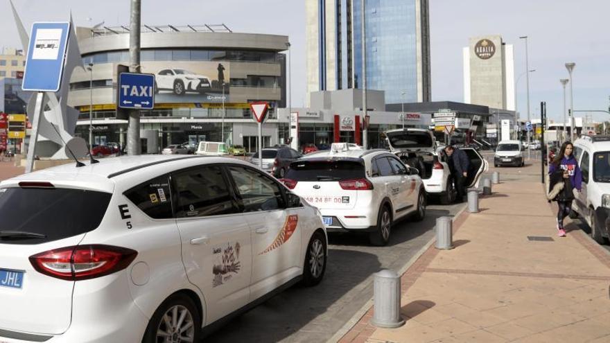 Taxistas en fila en la parada junto al Nelva, donde ellos mismos pidieron estar, para evitar Primero de Mayo.