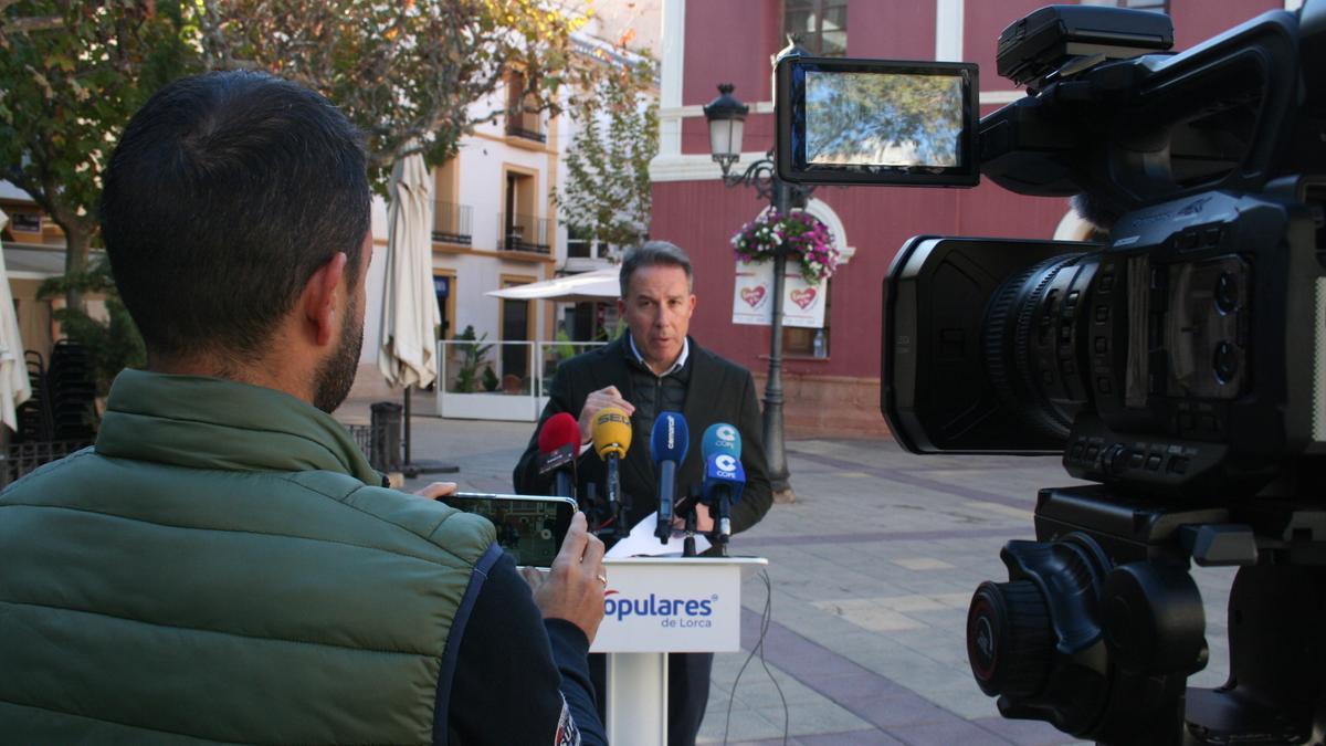 El presidente del Partido Popular, Fulgencio Gil, durante la presentación de las jornadas de debate, en la Plaza de Calderón de la Barca.