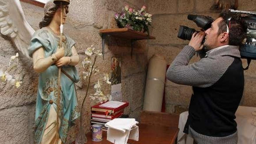 El busto de la Virgen ocupaba una estantería en la sacristía.  // I. Osorio