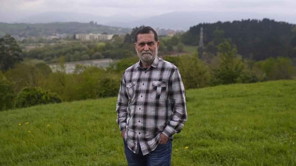 El histórico militante de la izquierda aberzale Iñaki Antigüedad, en los alrededores de la Universidad del País Vasco, en Leoia (Vizcaya).